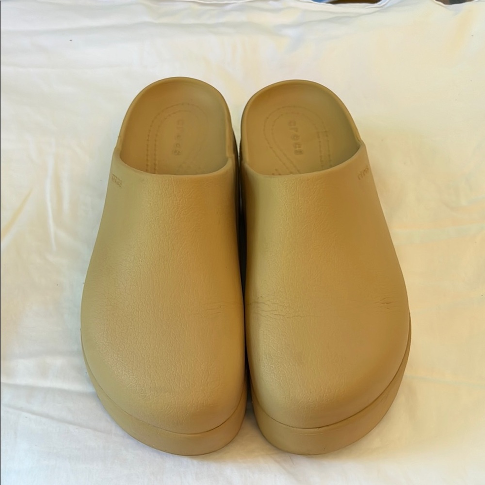 CROCS Tan Wheat Dylan platform clogs, size 9